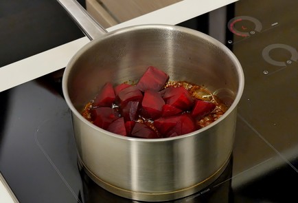 Фото шага рецепта Салат из свеклы с козьим сыром и медовой заправкой 27024 шаг 3  