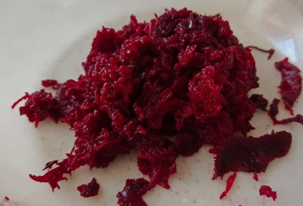 Фото шага рецепта Салат из свеклы и грецких орехов 190223 шаг 4  