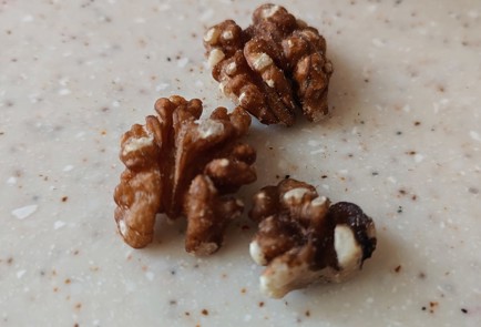 Фото шага рецепта Салат из свеклы и грецких орехов 190223 шаг 5  