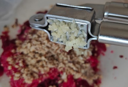 Фото шага рецепта Салат из свеклы и грецких орехов 190223 шаг 8  