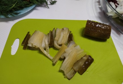 Фото шага рецепта Салат из свеклы и маринованных огурчиков 187817 шаг 8  