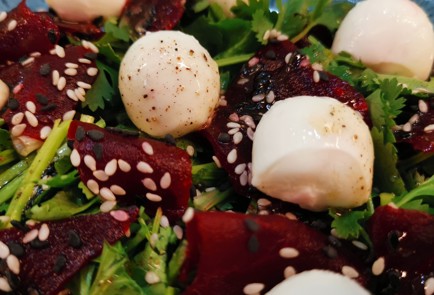 Фото шага рецепта Салат из свеклы с моцареллой 175416 шаг 11  