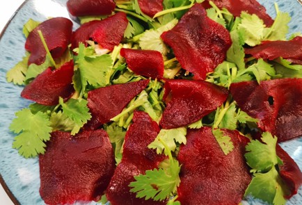 Фото шага рецепта Салат из свеклы с моцареллой 175416 шаг 3  