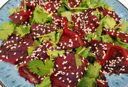 Фото шага рецепта Салат из свеклы с моцареллой 175416 шаг 4  