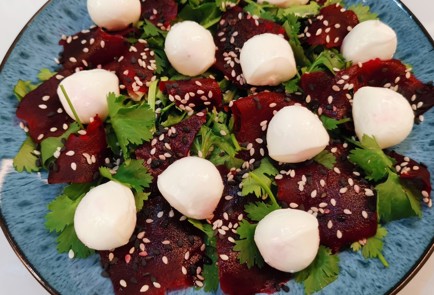 Фото шага рецепта Салат из свеклы с моцареллой 175416 шаг 7  