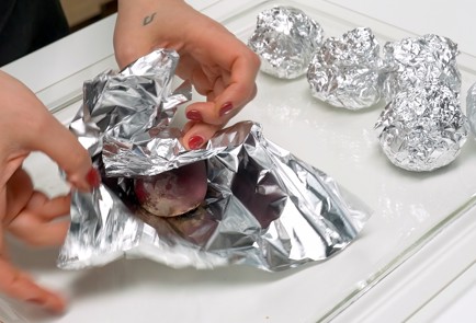 Фото шага рецепта Салат из свеклы 140906 шаг 1  