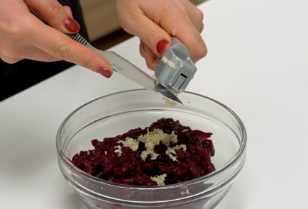 Фото шага рецепта Салат из свеклы 140906 шаг 6  