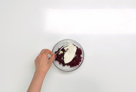 Фото шага рецепта Салат из свеклы 140906 шаг 7  