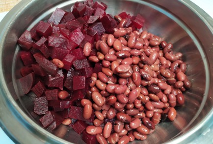 Фото шага рецепта Салат из свеклы 190489 шаг 5  