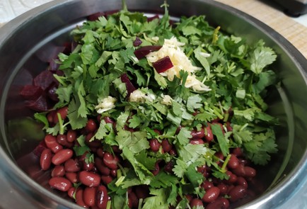 Фото шага рецепта Салат из свеклы 190489 шаг 6  