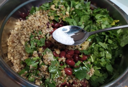 Фото шага рецепта Салат из свеклы 190489 шаг 9  