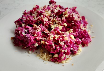 Фото шага рецепта Салат из свеклы 191611 шаг 10  
