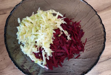 Фото шага рецепта Салат из свежей свеклы с зеленым яблоком 189452 шаг 7  