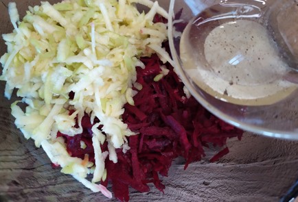 Фото шага рецепта Салат из свежей свеклы с зеленым яблоком 189452 шаг 8  