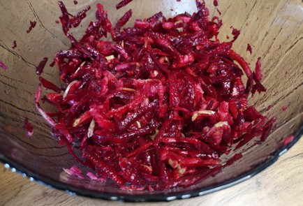 Фото шага рецепта Салат из свежей свеклы с зеленым яблоком 189452 шаг 9  