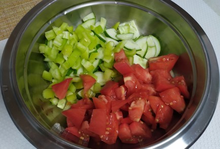 Фото шага рецепта Салат из свежих овощей 190124 шаг 4