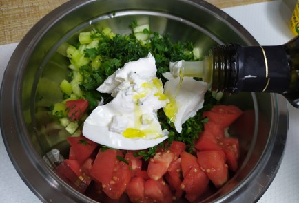 Фото шага рецепта Салат из свежих овощей 190124 шаг 7