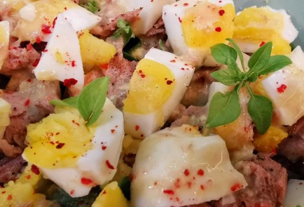 Фото шага рецепта Салат из тунца с яйцами и базиликом 152565 шаг 10  