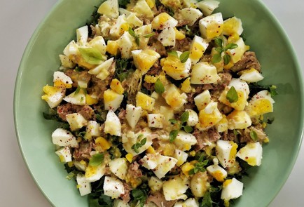 Фото шага рецепта Салат из тунца с яйцами и базиликом 152565 шаг 11  