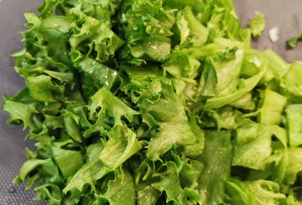 Фото шага рецепта Салат из тунца с яйцами и базиликом 152565 шаг 2  