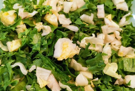 Фото шага рецепта Салат из тунца с яйцами и базиликом 152565 шаг 3  