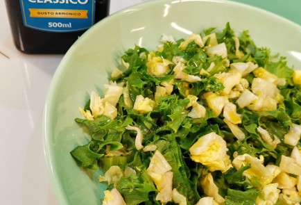 Фото шага рецепта Салат из тунца с яйцами и базиликом 152565 шаг 4  