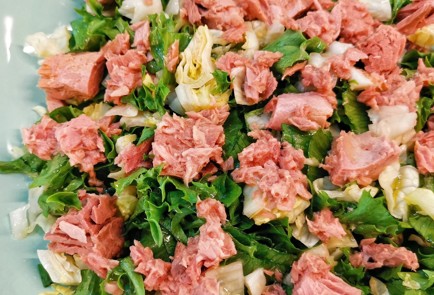 Фото шага рецепта Салат из тунца с яйцами и базиликом 152565 шаг 5  