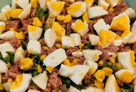 Фото шага рецепта Салат из тунца с яйцами и базиликом 152565 шаг 7  