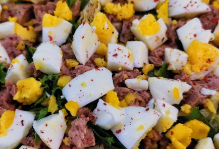 Фото шага рецепта Салат из тунца с яйцами и базиликом 152565 шаг 8  