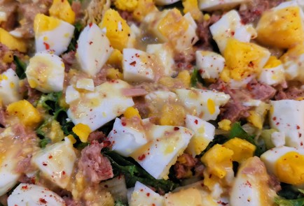 Фото шага рецепта Салат из тунца с яйцами и базиликом 152565 шаг 9  