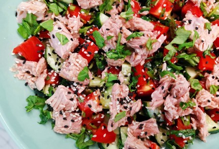 Фото шага рецепта Салат из тунца 187108 шаг 10