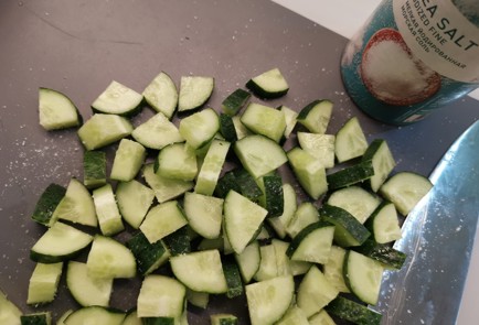 Фото шага рецепта Салат из тунца 187108 шаг 2