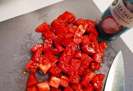 Фото шага рецепта Салат из тунца 187108 шаг 4