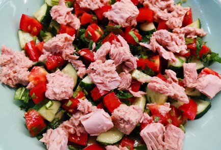 Фото шага рецепта Салат из тунца 187108 шаг 9