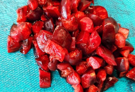 Фото шага рецепта Салат из утки с заправкой из черешни 173853 шаг 2  