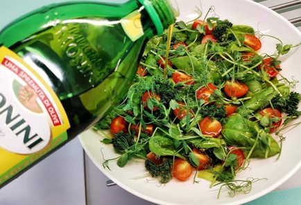 Фото шага рецепта Салат из варенокопченой утки с сыром сулугуни 140425 шаг 6  