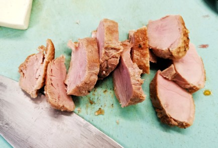 Фото шага рецепта Салат из варенокопченой утки с сыром сулугуни 140425 шаг 7  