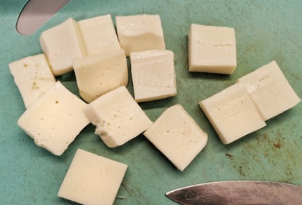 Фото шага рецепта Салат из варенокопченой утки с сыром сулугуни 140425 шаг 8  