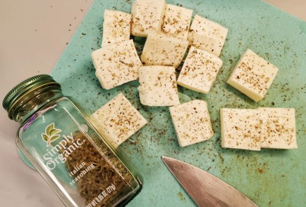 Фото шага рецепта Салат из варенокопченой утки с сыром сулугуни 140425 шаг 9  