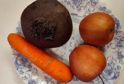 Фото шага рецепта Салат из вареной свеклы моркови и яблока с пикантным соусом 188915 шаг 1  