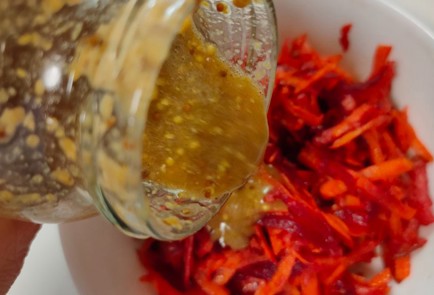 Фото шага рецепта Салат из вареной свеклы моркови и яблока с пикантным соусом 188915 шаг 14  