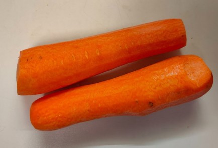 Фото шага рецепта Салат из вареной свеклы моркови и яблока с пикантным соусом 188915 шаг 2  