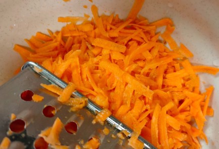 Фото шага рецепта Салат из вареной свеклы моркови и яблока с пикантным соусом 188915 шаг 3  