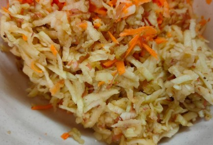 Фото шага рецепта Салат из вареной свеклы моркови и яблока с пикантным соусом 188915 шаг 4  