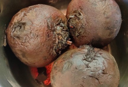 Фото шага рецепта Салат из вареной свеклы моркови и яблока с пикантным соусом 188915 шаг 5  