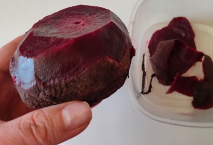 Фото шага рецепта Салат из вареной свеклы моркови и яблока с пикантным соусом 188915 шаг 6  