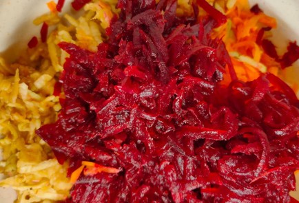 Фото шага рецепта Салат из вареной свеклы моркови и яблока с пикантным соусом 188915 шаг 7  