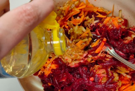 Фото шага рецепта Салат из вареной свеклы моркови и яблока с пикантным соусом 188915 шаг 8  