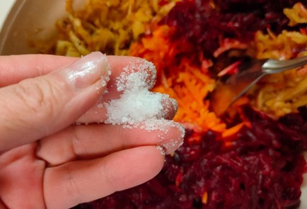 Фото шага рецепта Салат из вареной свеклы моркови и яблока с пикантным соусом 188915 шаг 9  