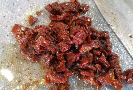 Фото шага рецепта Салат из яиц с вялеными томатами 173707 шаг 8  